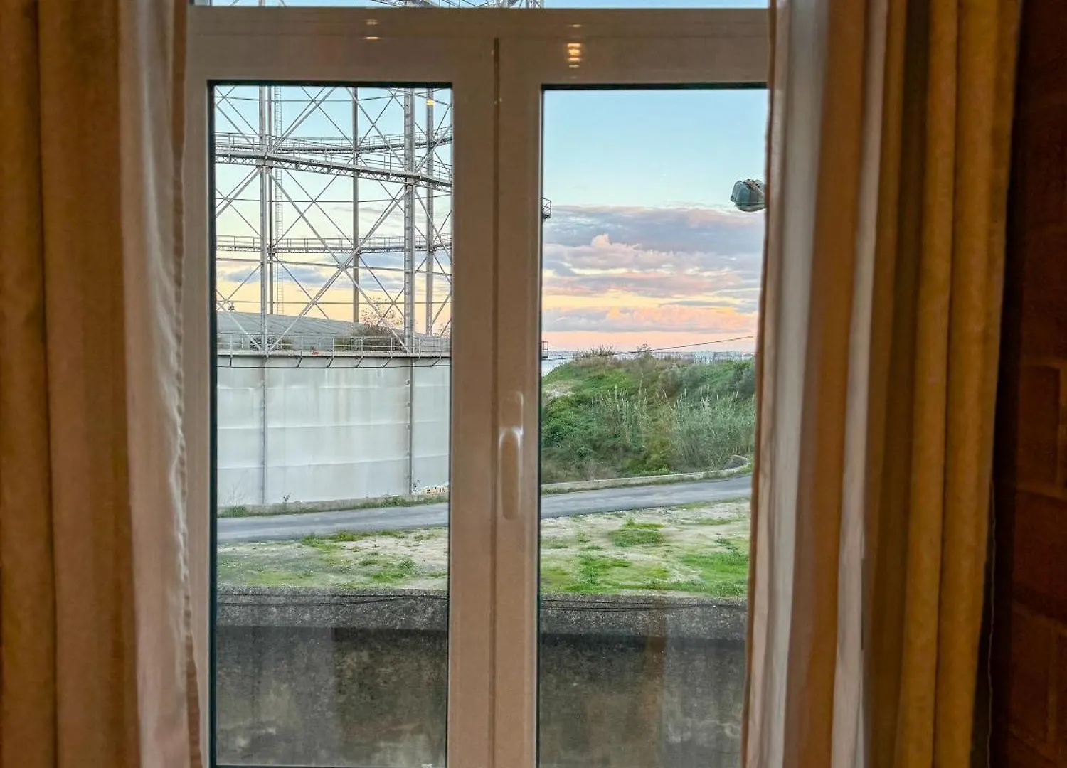 Апартаменты Quiet And Cozy, Easy Access To Lisbon Highlights #1880 0*,