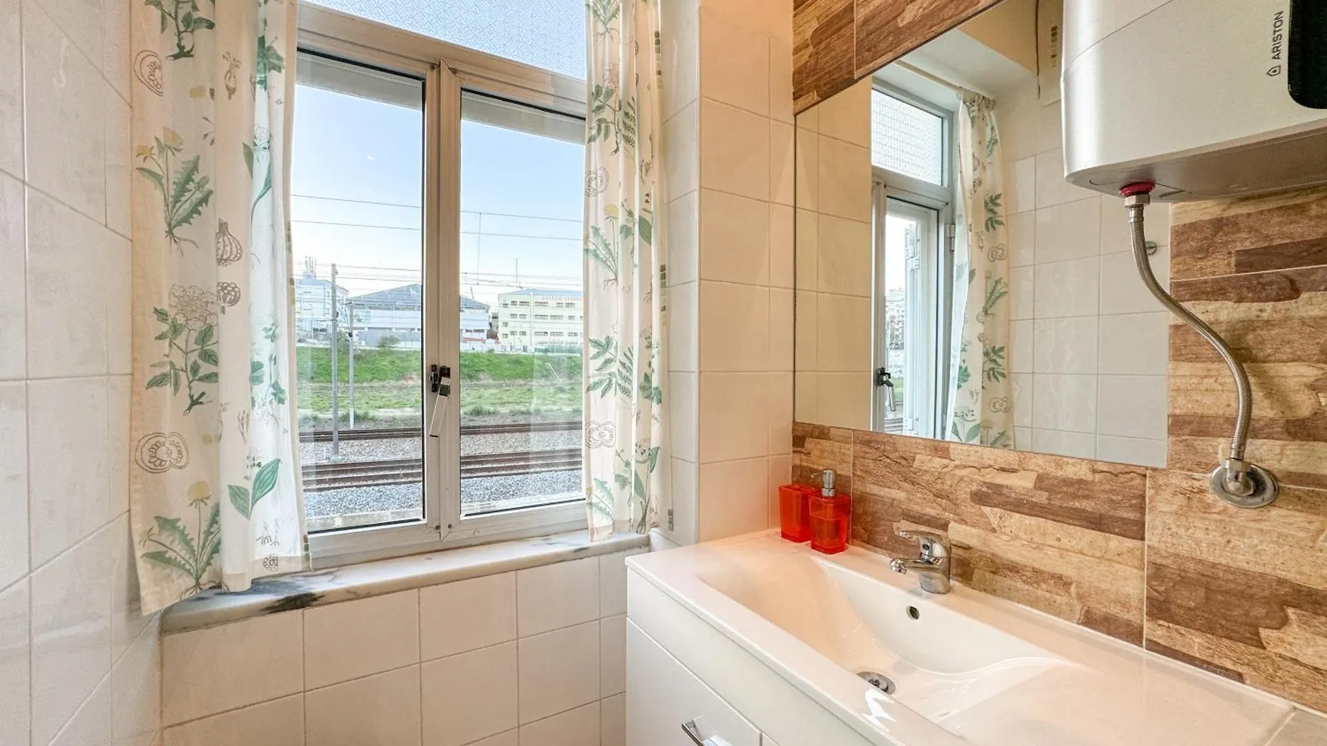 Апартаменты Quiet And Cozy, Easy Access To Lisbon Highlights #1880